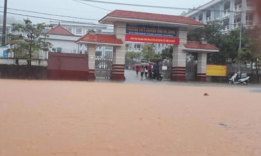 Đường trước điểm thi Trường THPT chuyên Hà Giang sáng nay ngập sâu do mưa lớn. Ảnh: Báo Hà Giang