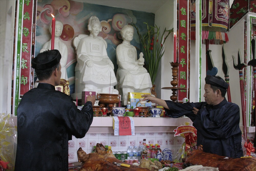 Dâng hương tại đền thờ thủy tổ nghề Yến trên đảo Hòn Nội. Ảnh: P.Linh