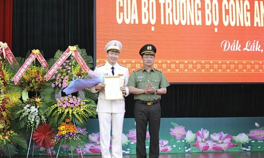 Đại tá Vũ Hồng Văn (trái), Phó Chính ủy Bộ tư lệnh Cảnh sát Cơ động được bổ nhiệm giữ chức vụ Giám đốc Công an tỉnh Đắk Lắk 