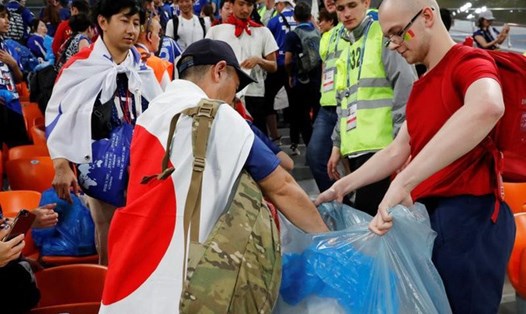Cổ động viên Nhật Bản và Senegal dọn rác tại World Cup 2018 (ảnh: REUTERS).