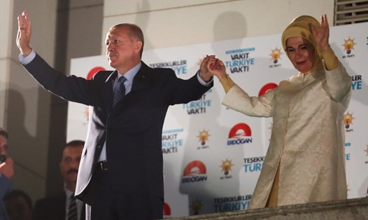 Tổng thống Recep Tayyip Erdogan và vợ chào mừng người ủng hộ sau chiến thắng bầu cử ngày 24.6. Ảnh: Press TV