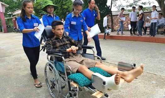 Cảm động hình ảnh thanh niên tình nguyện bên chiếc xe lăn. Ảnh:TNTN