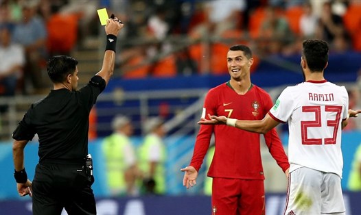 Ronaldo nhận thẻ vàng vì lỗi đánh nguội với cầu thủ đối phương. Ảnh: Getty