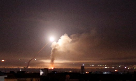 Một vụ tấn công tên lửa vào Damascus ngày 10.5.2018. Ảnh: Reuters