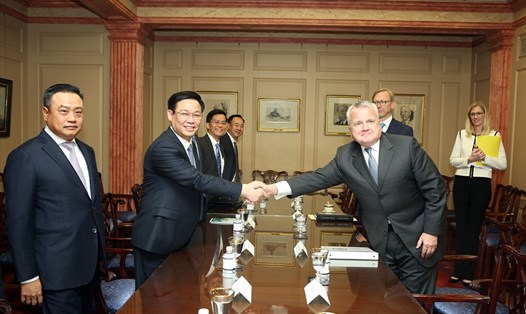 Phó Thủ tướng Vương Đình Huệ và Thứ trưởng Ngoại giao John Sullivan. Ảnh: Thành Chung. 