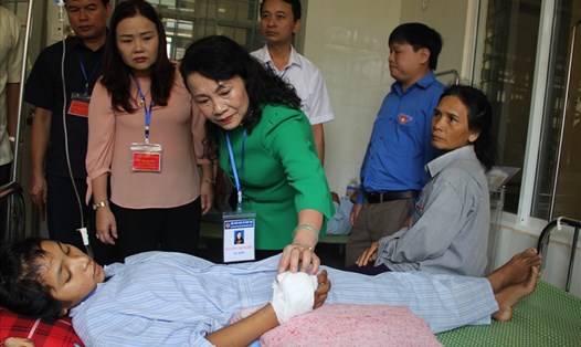 Thứ trưởng Nguyễn Thị Nghĩa (áo xanh) thăm hỏi, tặng quà hỗ trợ cho thí sinh tham dự kỳ thi Tốt nghiệp THPT quốc gia 2018 đang nằm viện điều trị. Ảnh: HT.