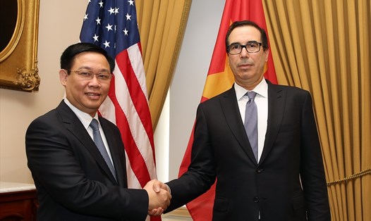Phó Thủ tướng Vương Đình Huệ gặp Bộ trưởng Tài chính Mỹ Steven Mnuchin. Ảnh: Thành Chung. 
