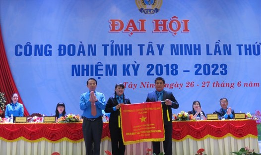 Phó Chủ tịch Tổng LĐLĐ VN Mai Đức Chính (trái ảnh) trao Cờ thi đua xuất sắc của Thủ tướng cho LĐLĐ tỉnh Tây Ninh 