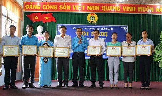 Chủ tịch LĐLĐ tỉnh Tiền Giang - ông Trương Văn Hiền - trao Bằng khen cho các tập thể có nhiều thành tích.
