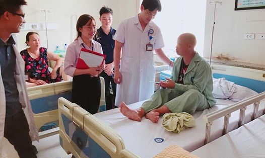 Biết được hoàn cảnh bệnh nhân Lò Thị É, đại diện Bệnh viện Nội tiết đã quyên góp giúp đỡ bệnh nhân 