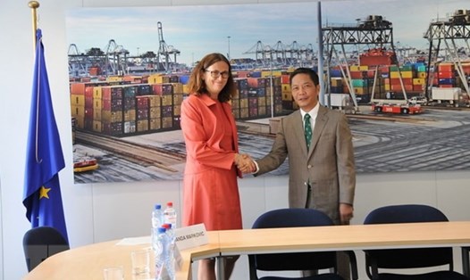 Bộ trưởng Công Thương Việt Nam Trần Tuấn Anh và Cao ủy Liên minh châu Âu (EU) phụ trách thương mại Cecilia Malmström. (Ảnh: Kim Chung/TTXVN)
