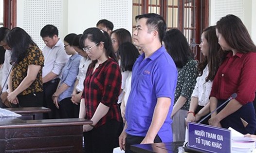 Nguyễn Thị Lam (áo đỏ sọc) và các bị can tại tòa án nhân dân tỉnh Nghệ An trong khuôn mặt tiều tụy. Ảnh:HQ