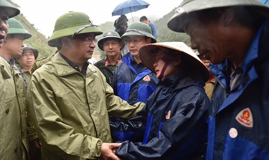 Phó Thủ tướng động viên người dân bị ảnh hưởng mưa lũ. Ảnh: VGP