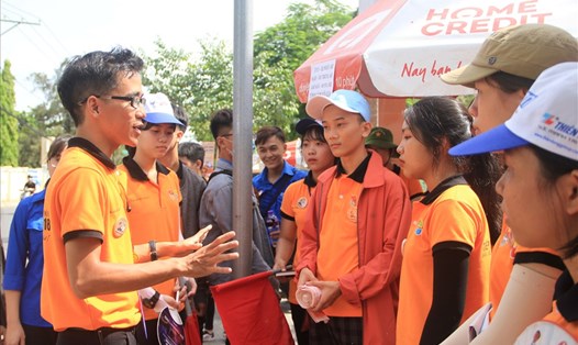 Những chiếc áo cam tình nguyện trong kỳ thi THPT quốc gia năm 2018.
