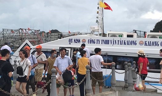 Tính đến 16h30 ngày 26.6 đã có 2.800 du khách về bờ an toàn. Ảnh: Nguyễn Hùng