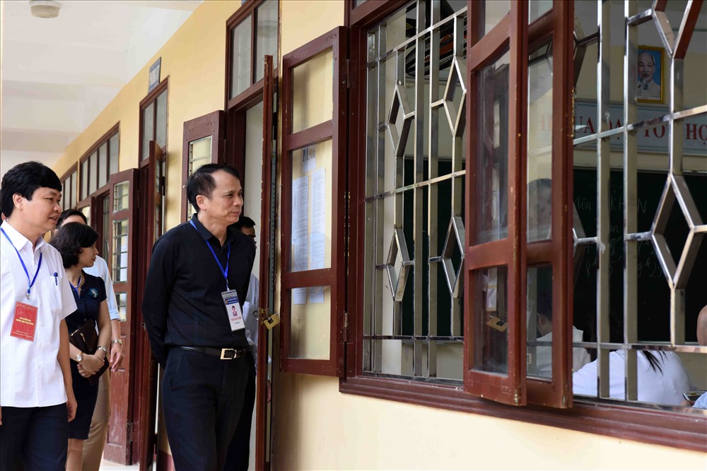 Thứ trưởng Phạm Mạnh Hùng kiểm tra phòng thi tại điểm thi THPT Ngô Quyền, tỉnh Thái Nguyên