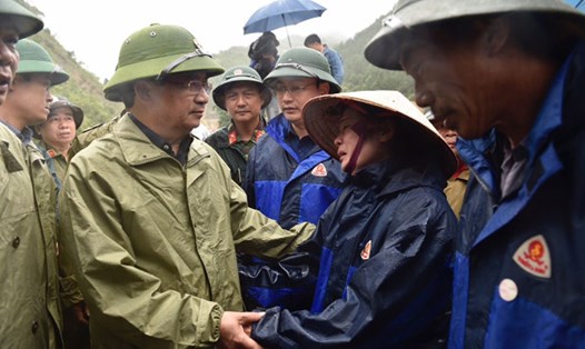 Phó Thủ tướng Trịnh Đình Dũng động viên người dân bị ảnh hưởng mưa lũ tại tỉnh Lai Châu. Ảnh: VGP