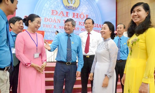 Ông Trần Thanh Hải - Phó Chủ tịch Thường trực Tổng LĐLĐVN (đứng giữa) - trao đổi với lãnh đạo Tỉnh ủy, HĐND, UBND tỉnh Kiên Giang tại đại hội. Ảnh: LỤC TÙNG