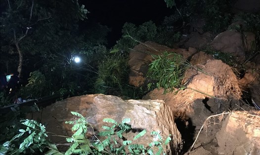 Hàng nghìn m3 đất đá sạt lở chắn ngang quốc lộ 4D từ Lào Cai đi Sa Pa trong đêm.