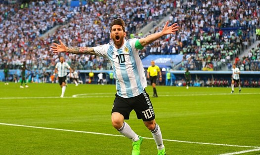 Messi đã ghi bàn giúp Argentina vượt qua vòng bảng một cách kịch tính. Ảnh: Dailymail 