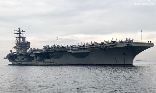 Tàu sân bay USS Ronald Reagan ở vịnh Manila. Ảnh: Rappler