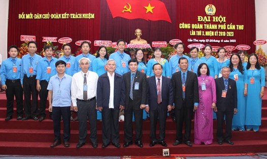 Đồng chí Bùi Văn Cường - Uỷ viên Trung ương Đảng, Chủ tịch Tổng LĐLĐVN chụp ảnh lưu niệm cùng các đại biểu dự đại hội.