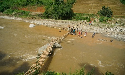 Năm 2017, một cầu tạm được bắc qua suối Sùng Hoảng. Tuy nhiên, đây là con suối lớn nên việc lội qua suối hết sức nguy hiểm nhất là trong mùa mưa lũ. Ảnh: Phạm Bằng