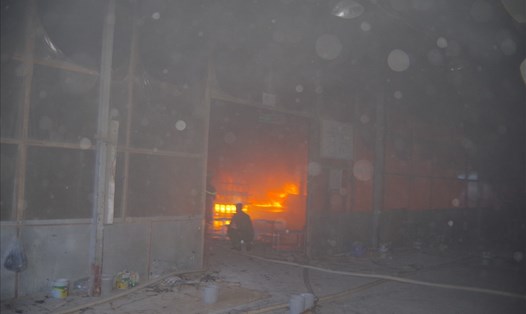 Đám cháy bốc cao từ khu vực xưởng sơn khiến nhà xưởng bị biến dạng.