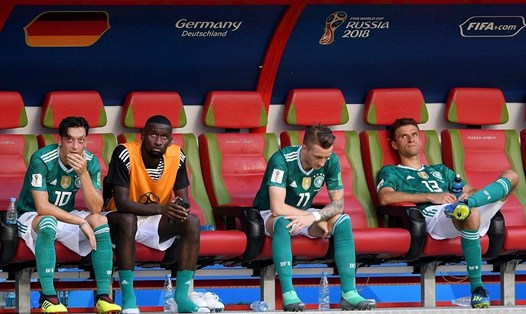 Các cầu thủ Đức buồn bã sau trận thua Hàn Quốc. Ảnh: FIFA
