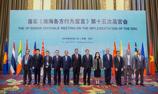 Các quan chức cao cấp ASEAN - Trung Quốc họp về việc thực hiện DOC. Ảnh: BNG