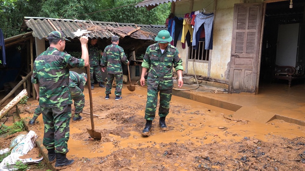 Nhiều hộ dân ở xã Đồng Tuyển bị đất đá trôi vào nhà.