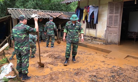 Nhiều hộ dân ở xã Đồng Tuyển bị đất đá trôi vào nhà.