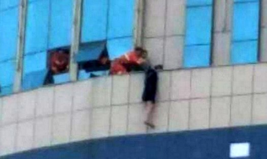 Lực lượng cứu hộ tiếp cận nạn nhân ngồi trên tầng 8 trung tâm thương mại. Ảnh: SCMP
