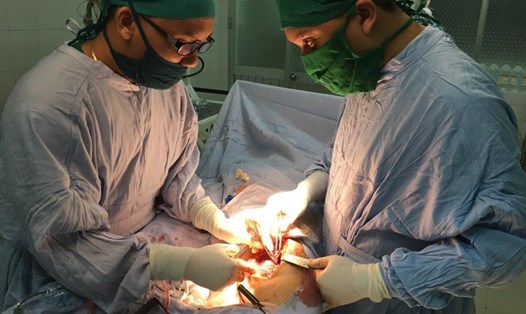 Phẫu thuật cho nam thanh niên bị dao đâm thủng tim, ảnh minh họa