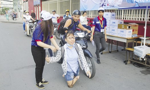Nữ sinh bị teo chân ở Sài Gòn dự thi THPT quốc gia. Ảnh: Cường Ngô