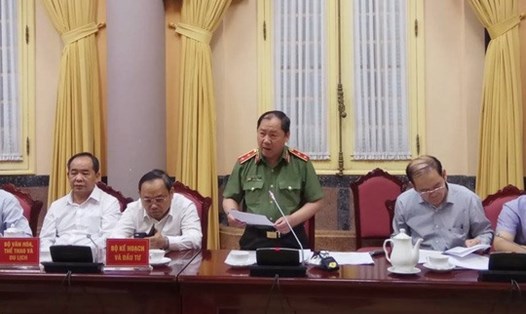 Trung tướng Hoàng Phước Thuận trình bày một số nội dung nổi bật của Luật An ninh mạng.