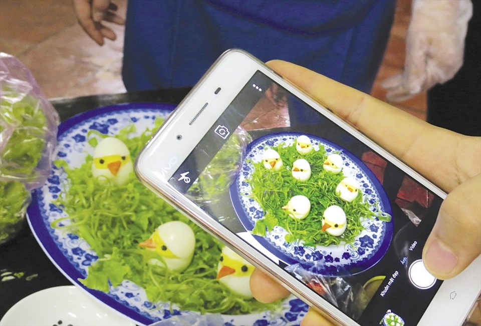 Với nhiều người, nhất cử nhất động đều được đưa lên Facebook (Ảnh minh họa) - Ảnh: L.T Với nhiều người, nhất cử nhất động đều được đưa lên Facebook (Ảnh minh họa) - Ảnh: L.T