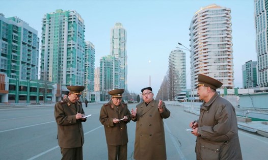Nhà lãnh đạo Kim Jong-un thị sát công trường xây dựng ở Bình Nhưỡng. Ảnh: KCNA