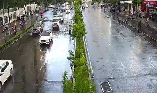 Đến 15h45, sau khi trạn mưa kết thúc 10 phút, toàn bộ đoạn đường mà máy bơm chống ngập đã khô ráo. Ảnh: Cty Quang Trung cung cấp