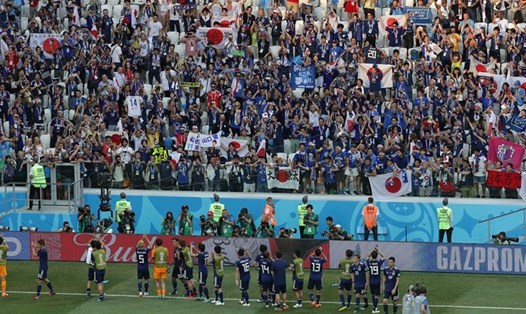 Các cầu thủ Nhật Bản cảm ơn khán giả sau khi vượt qua vòng bảng. Ảnh: FIFA