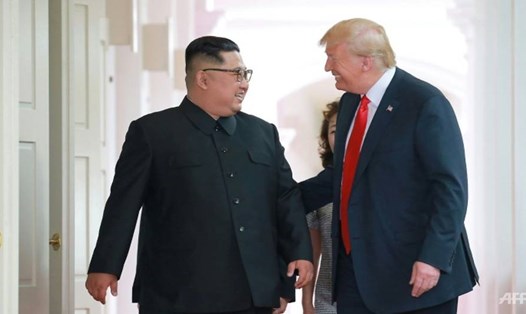 Tổng thống Donald Trump gặp nhà lãnh đạo Kim Jong-un ngày 12.6 tại Singapore. Ảnh: AFP