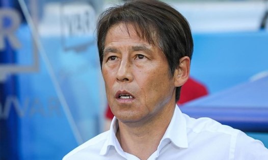 HLV Akira Nishino chỉ đạo các cầu thủ Nhật Bản chơi đá ma để câu giờ.
