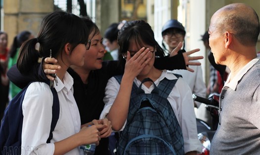 Bà mẹ động viên con sau khi con rời phòng thi trong kỳ tuyển sinh vào lớp 10 ở Hà Nội với gương mặt buồn bã. Ảnh: Phan Anh-Tô Thế
