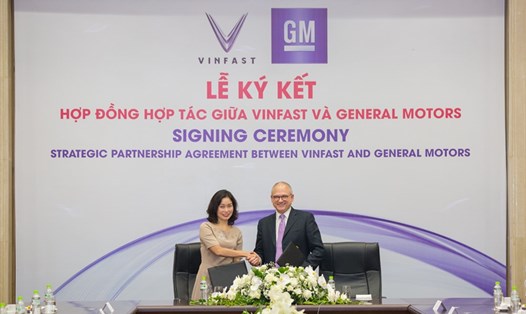 Bà Lê Thị Thu Thủy – Phó Chủ tịch Vingroup kiêm Chủ tịch Vingroup và ông Barry Engle, Phó Chủ tịch điều hành kiêm Chủ tịch GM quốc tế ký hợp đồng hợp tác chiến lược tại thị trường Việt Nam.
