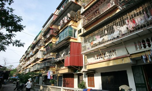 Tại Hà Nội, có hàng loạt chung cư cũ trải qua hàng chục năm đã hư hỏng nặng, năm nào cấp chính quyền cũng kêu gọi người dân di dời. Ảnh: PV