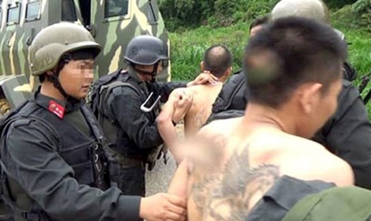 Lực lượng công an bắt giữ các đối tượng ở Lóng Luông. Ảnh: PV