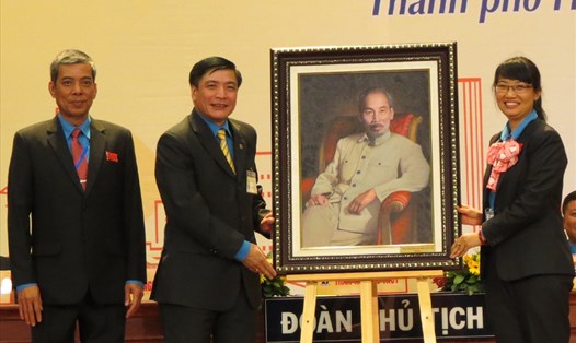 Chủ tịch Tổng LĐLĐVN Bùi Văn Cường (thứ hai từ trái qua) tặng đại hội bức tranh Bác Hồ. Ảnh: PV