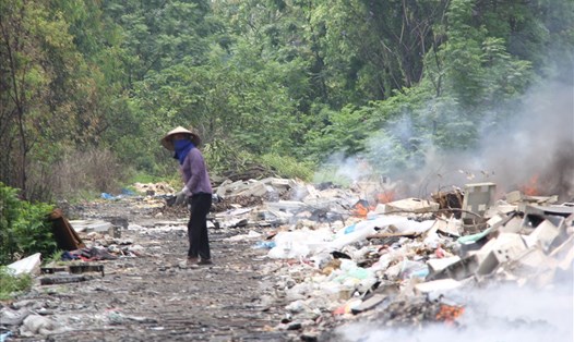 Rác nguy hại được đốt giữa ban ngày ở làng Quan Độ, gây ảnh hưởng đến sức khỏe người dân và môi trường