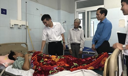 Phó Chủ tịch Tổng LĐLĐVN Trần Văn Thuật thăm và trao quà hỗ trợ cho công nhân Sang.