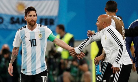  HLV Sampaoli và  Messi trong chiến thắng 2-1 trước Nigeria. Ảnh: Reuter 